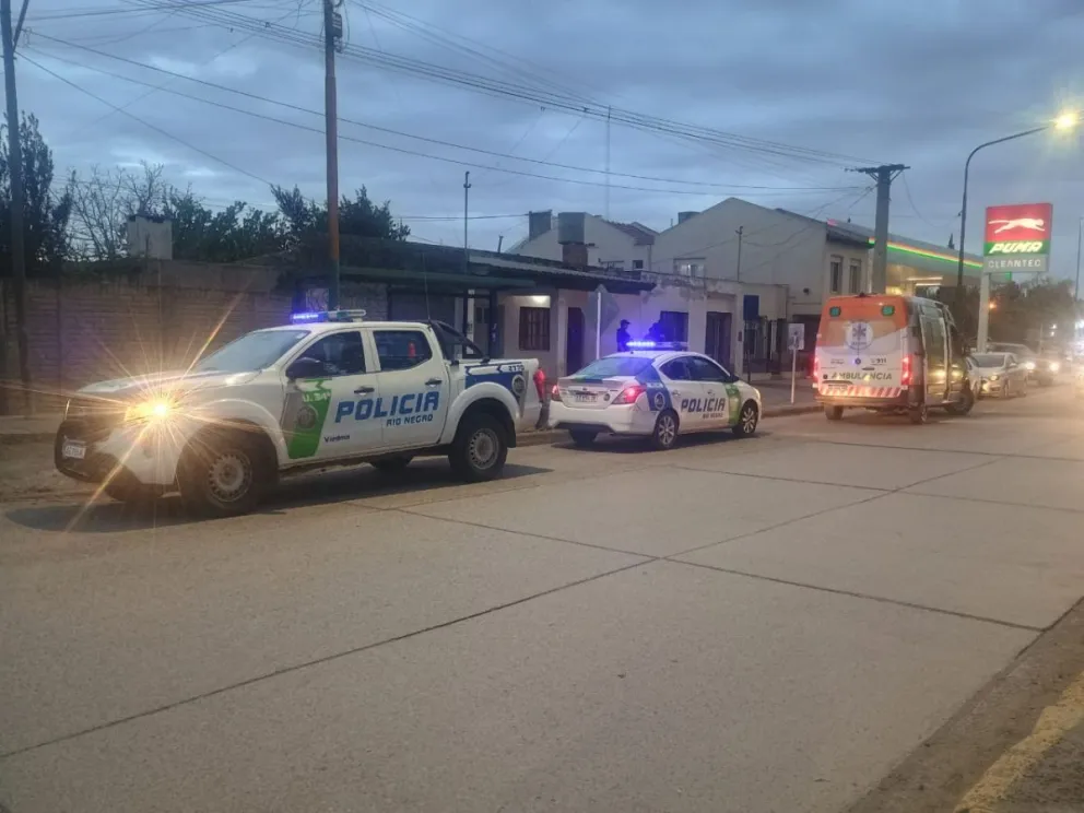 Dos patrulleros, una ambulancia en contramano y revuelo en el barrio Sargento Cabral. Foto NoticiasNet. 