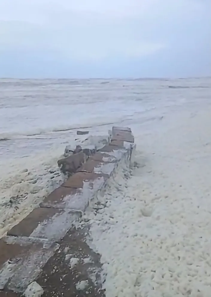 El balneario El Cóndor y Viedma sufren el impacto de una sudestada con vientos intensos, lluvias y crecida del río y del mar. Fotos: Gentileza