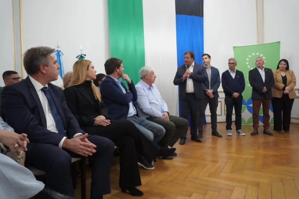Firmaron el convenio de compensación financiera para municipios y comisiones de fomento. Fotos: NoticiasNet.