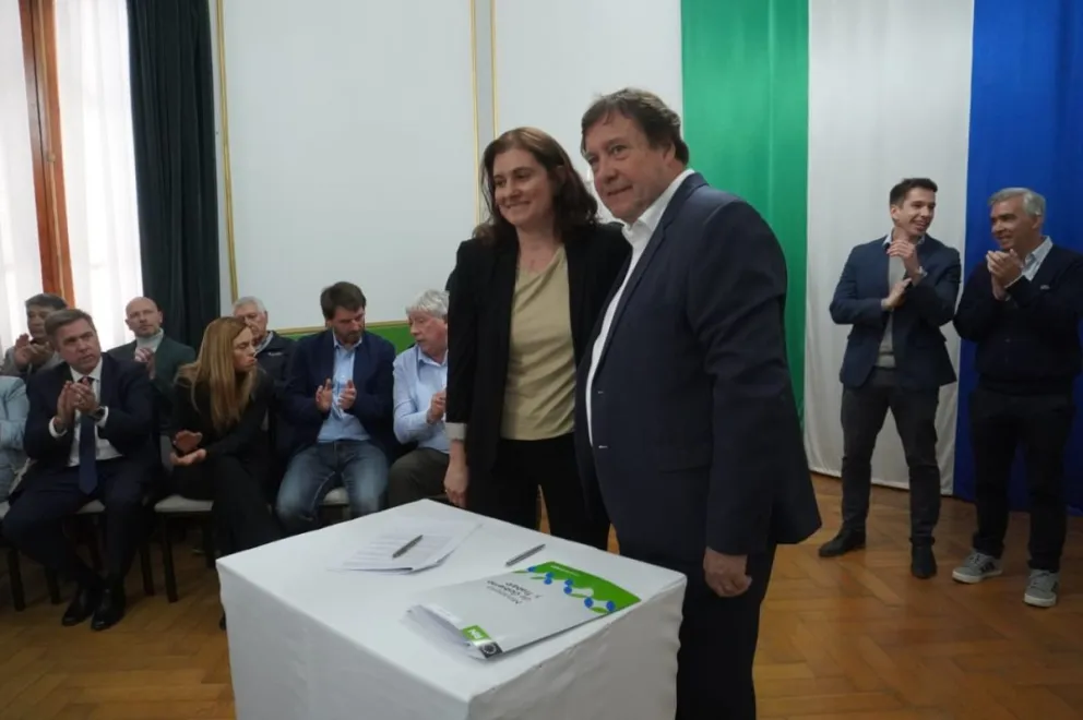 El gobierno provincial oficializó hoy un esquema transitorio para recalibrar los fondos de 14 municipios sin tocar la caja del resto. Fotos: Vanesa Schwemler.