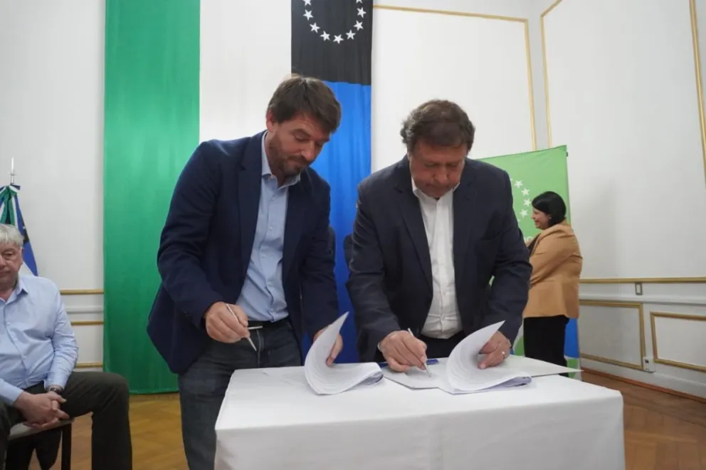 Rodrigo Buteler y Walter Cortés valoraron el convenio firmado con la Provincia, que contempla más de $12.347 millones anuales para 14 municipios rionegrinos. Fotos: NoticiasNet.