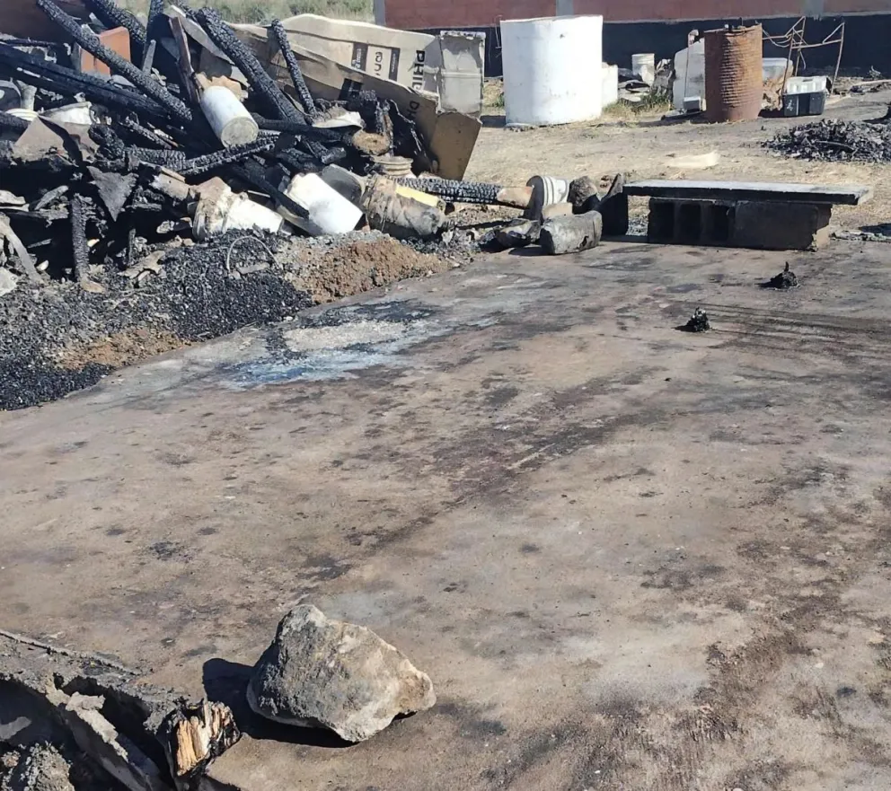 Incendio con pérdidas totales para una vecina de Las Grutas, quien adjudicó que fue intencional. Foto Informativo Hoy. 