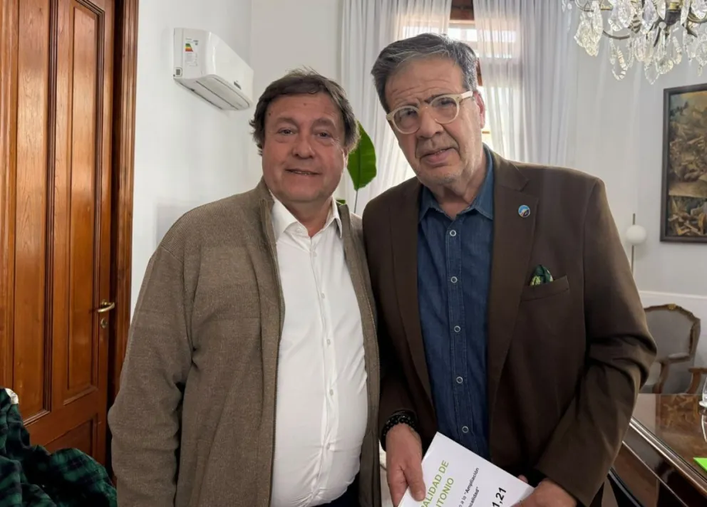 El gobernador y el jefe comunal en el despacho tras la entrega del cheque. Foto Gobierno de Río Negro.