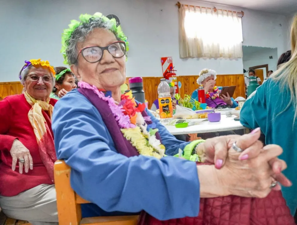 Hubo música, baile, juegos de estimulación cognitiva y una merienda compartida con participación de distintos barrios. Fotos: Vanesa Schwemmler para NoticiasNet.