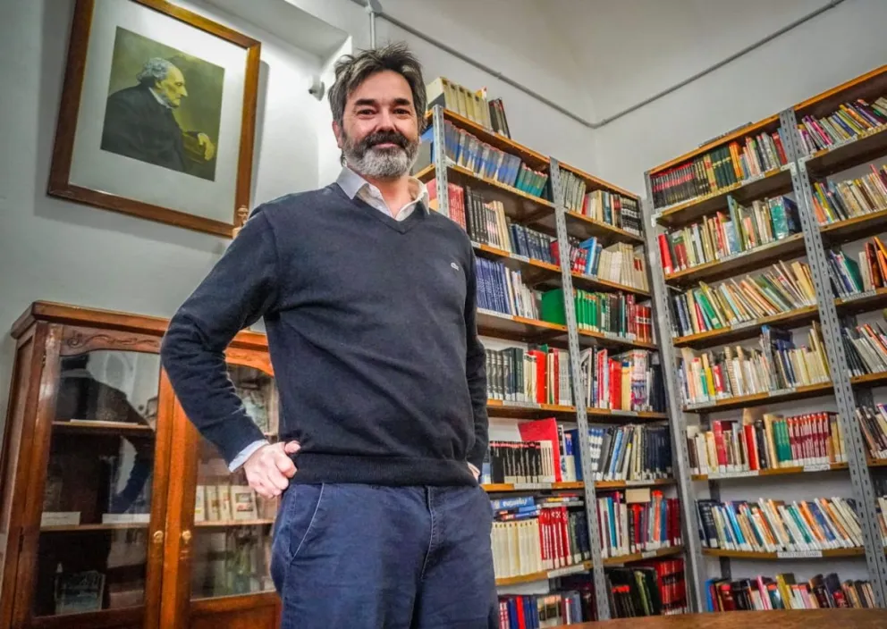 Nicolás Elosegui asumió como presidente de la Biblioteca Mitre de Viedma. Fotos Vanesa Schwemmler para NoticiasNet.