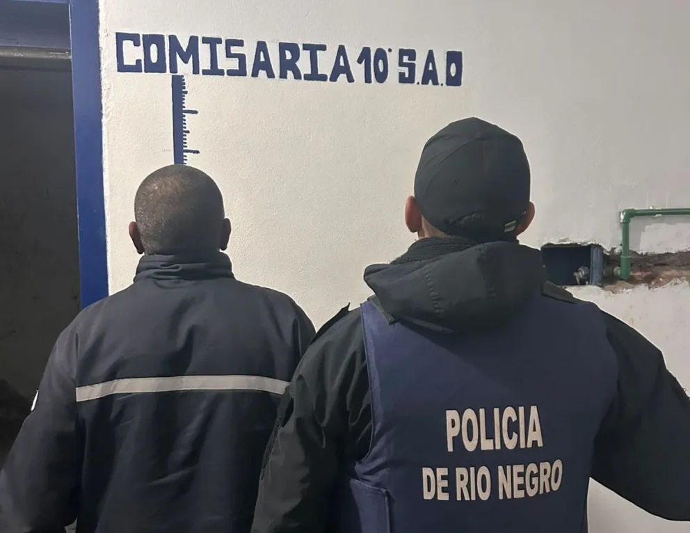 Contra la pared en la comisaría 10º de San Antonio Oeste. Foto gentileza.
