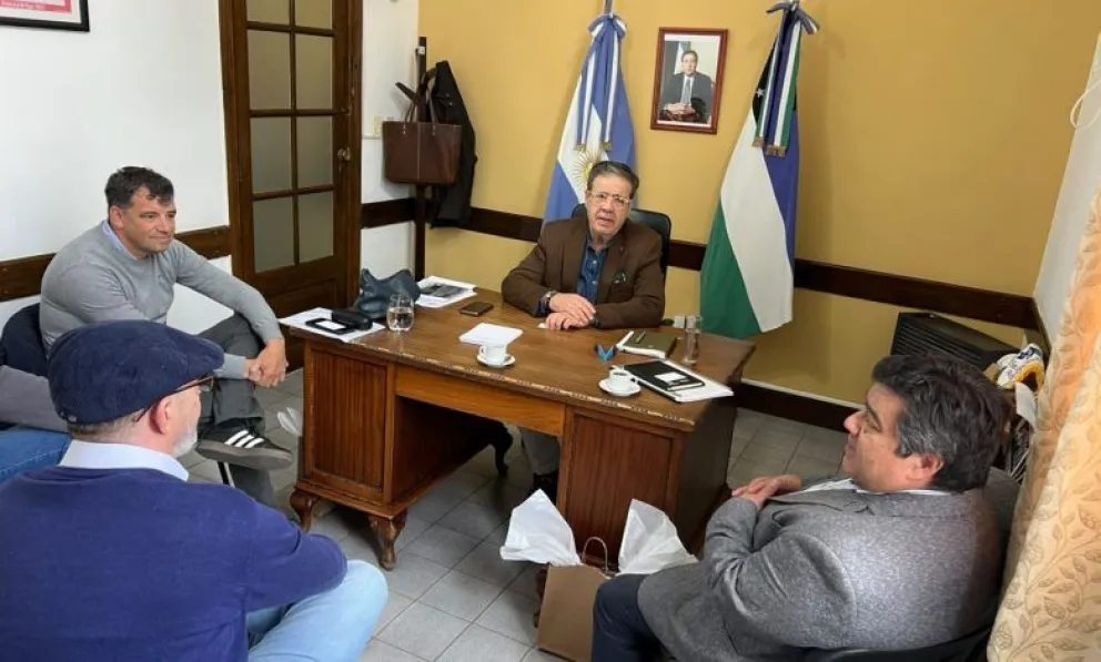 El intendente local Adrián Casadei, recibió al gerente general de la Cooperativa Obrera, Héctor Jacquet. Foto: gentileza 