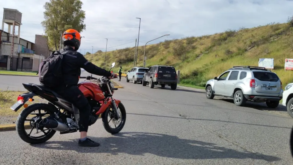 El incidente obligó a interrumpir la circulación en ambos accesos mientras se realizaban las tareas para retirar el vehículo. Gentileza. 