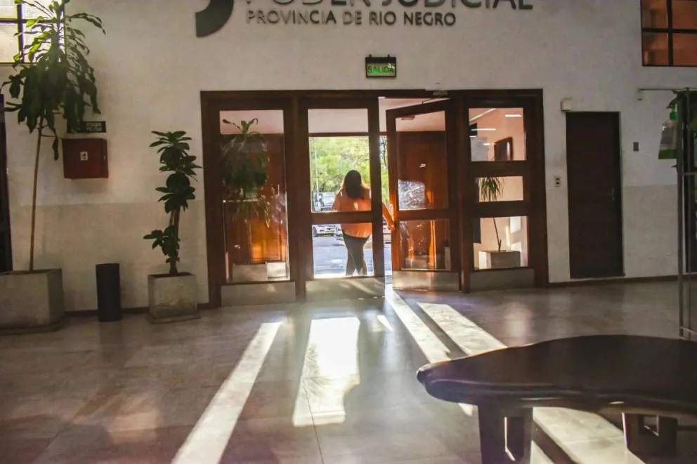 Una mujer de Viedma quiso elevar un reclamo ante un presunto canal de la tarjeta bancaria y luego usaron sus datos para operaciones fraudulentas. Foto archivo NoticiasNet. 