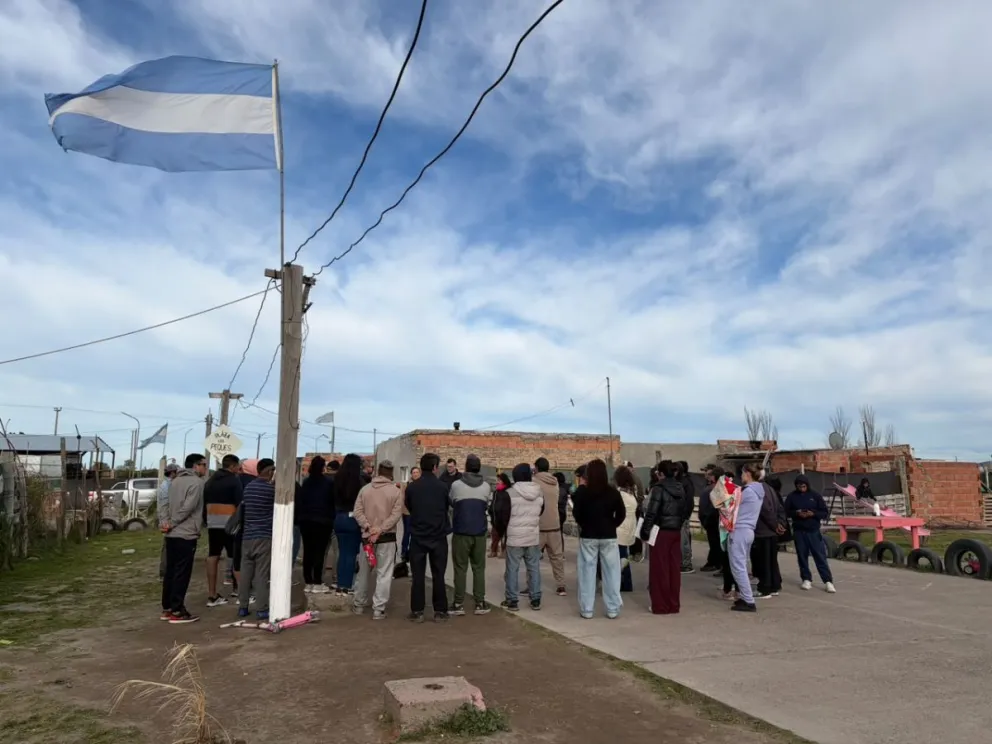 Varios vecinos se agruparon para saber a qué fueron tantas autoridades judiciales. Foto: Ministerio Público Fiscal. 