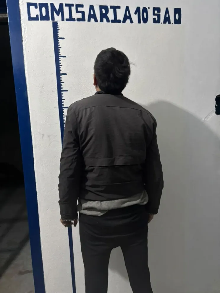 El delincuente actuó sin violencia, pero fue sorprendido y entregado a la Policía. Foto: Policía de Rio Negro.