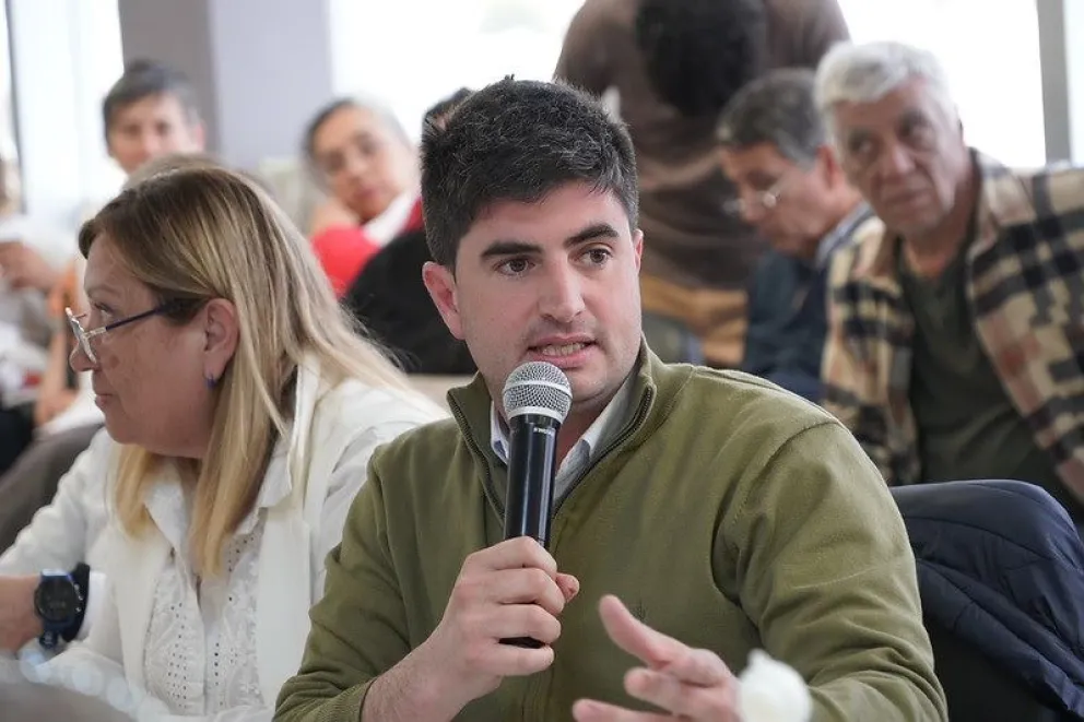 Legislador Juan Murillo Ongaro fue increpado por un grupo de dirigentes de Unter, tras la última sesión en el Parlamento provincial. Foto: Legislatura.