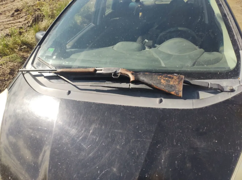 El Remington sobre el capó del Honda Fit, antes de ser llevados a la comisaría. Foto gentileza.