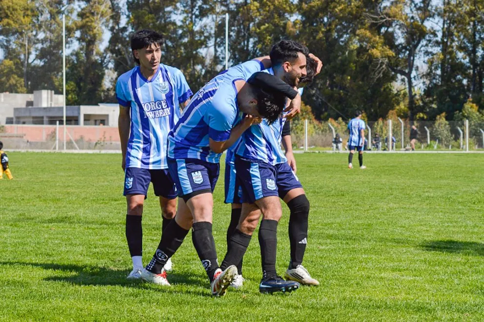Comienzan los partidos de eliminación directa en el Regional Amateur. Fotos Emanuel Mirenghi.