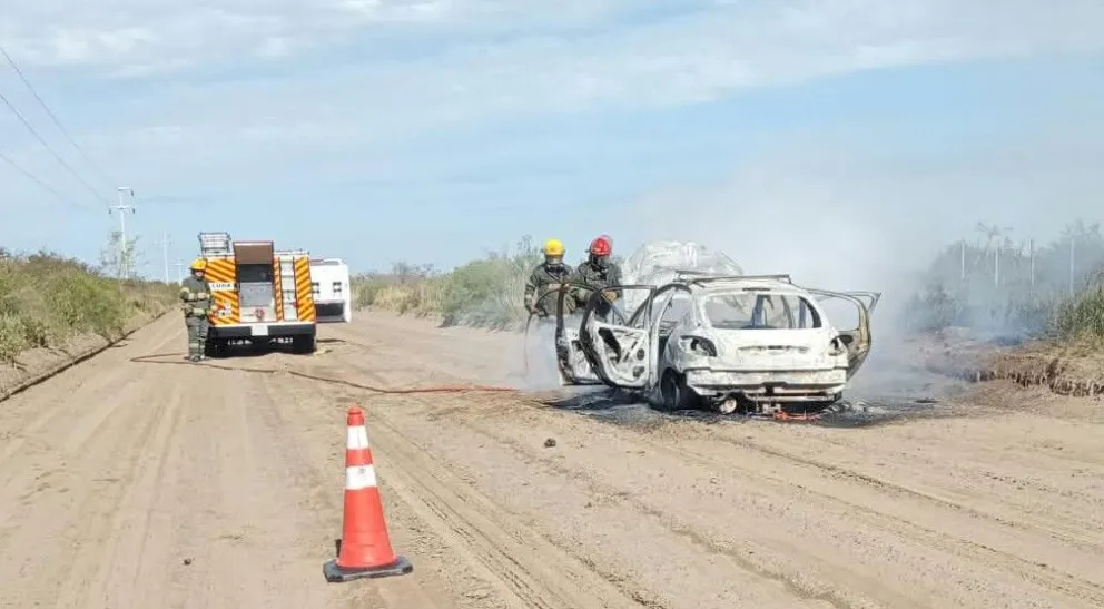 Los bomberos acudieron de inmediato, pero no pudieron salvar el automóvil y fue consumido por las llamas. Fotos gentileza. 