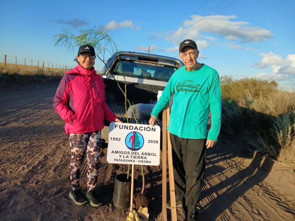 Larrañaga (derecha) y una colaboradora de la entidad, en una jornada de plantación en zona de campos. Foto gentileza.