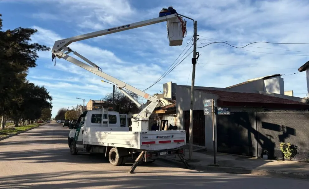 Con casi 700 luminarias en agenda y un sorpresivo despliegue de equipamiento en las calles, la Secretaría de Servicios Públicos acelera los tiempos de cara a la temporada alta. Foto: Gentileza.