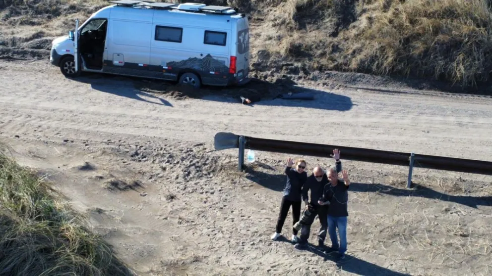 Tras el rescate, Daniel Teramo y los dos brasileños se sacaron una foto desde el aire, con un drone. Foto: gentileza 