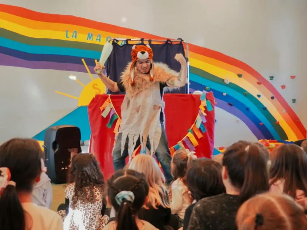 La obra combina títeres, actuación y canciones en vivo para invitar a redescubrir cómo nacieron los primeros sonidos de la humanidad. Fotos: Gentileza.