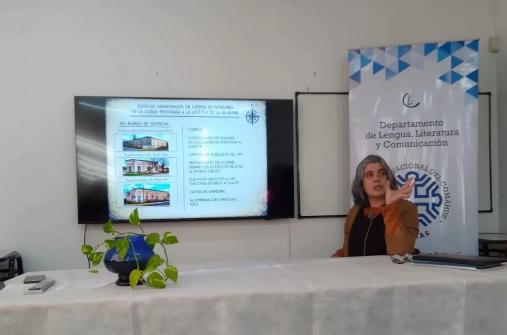 Albanece en medio de la exposición que contó con la dirección de María Teresa Sánchez, acompañada por Ariel Barbieri. El jurado estuvo integrado por Germán Ledesma y Lucía Cantamutto. Encontró 88 sitios. Fotos gentileza.