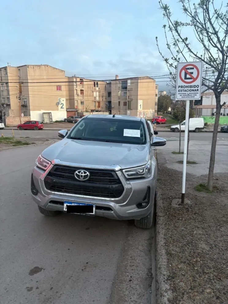 La camioneta Toyota, color gris, suele estacionarse seguido en el lugar, incluso en contramano. Foto: gentileza 