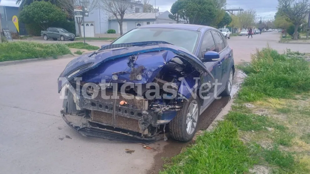 Tremendo accidente en la esquina de las calles Schieroni y Urquiza de Viedma. Fotos: NoticiasNet. 