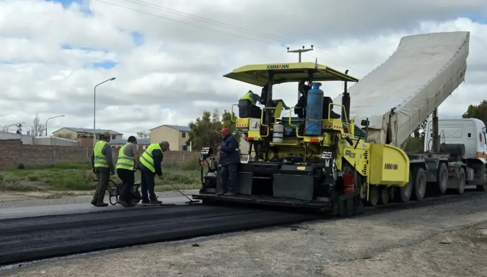 Repavimentación del tramo clave de acceso y despliegue de la segunda fase de iluminación para reforzar la seguridad vial en la capital rionegrina. Foto: Gentileza.