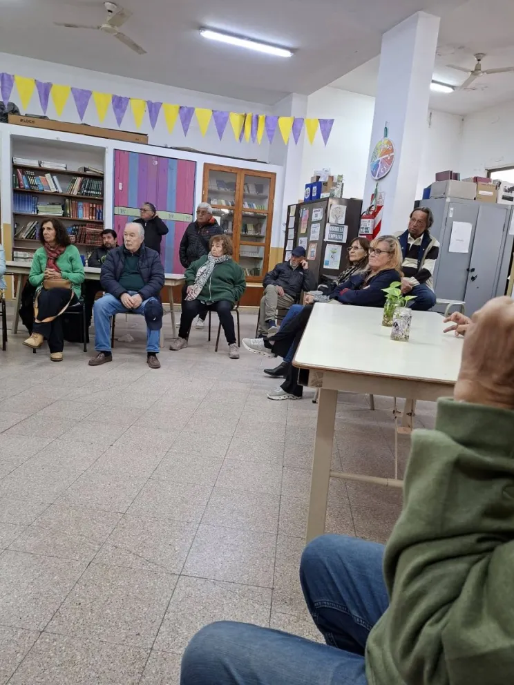   Se abordaron situaciones recientes, el funcionamiento del 911 y distintas medidas vinculadas con la prevención, la iluminación y la presencia policial. Foto: Gentileza.