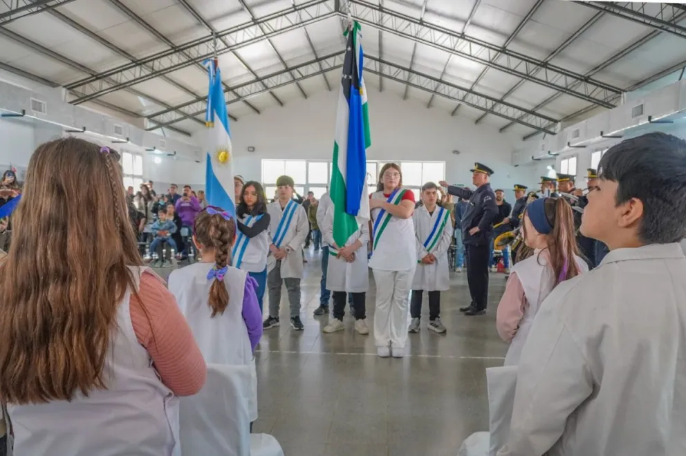 El emotivo acto de los estudiantes de 5° grado de la escuela primaria 1 de Viedma.  Fotos Vanesa Schwemmler para NoticiasNet.