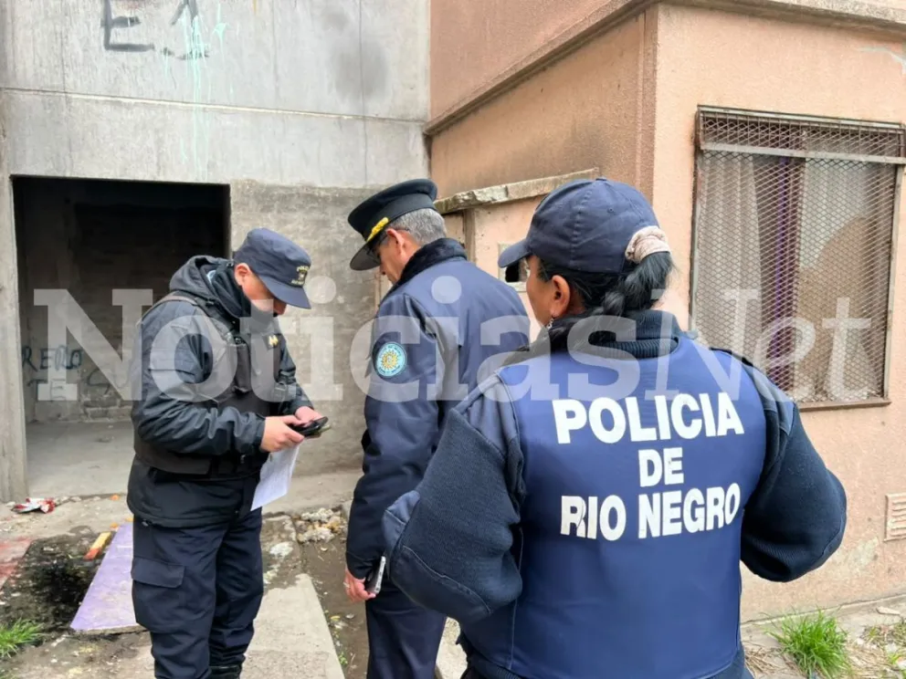 Gran despliegue policial movilizó a una buena parte del barrio Ceferino de Viedma. Foto gentileza.