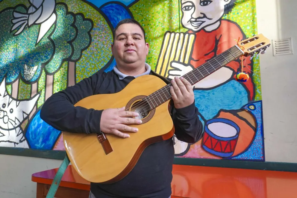 Empezó a ir a misa solo por la música y hoy es un referente cultural en Río Negro. Fotos: Vanesa schwemmler para NoticiasNet.