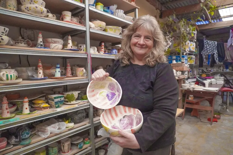 María Rosa Espin, producción artesanal, talleres y la pasión por el arte del barro. Fotos Vanesa Schwemmler para NoticiasNet.