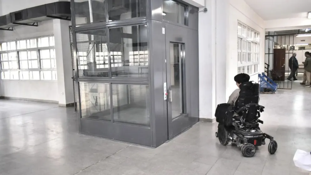 El nuevo dispositivo ya funciona en los talleres de la institución, permitiendo que los alumnos cursen sus talleres prácticos en igualdad de condiciones. Foto: Gentileza.