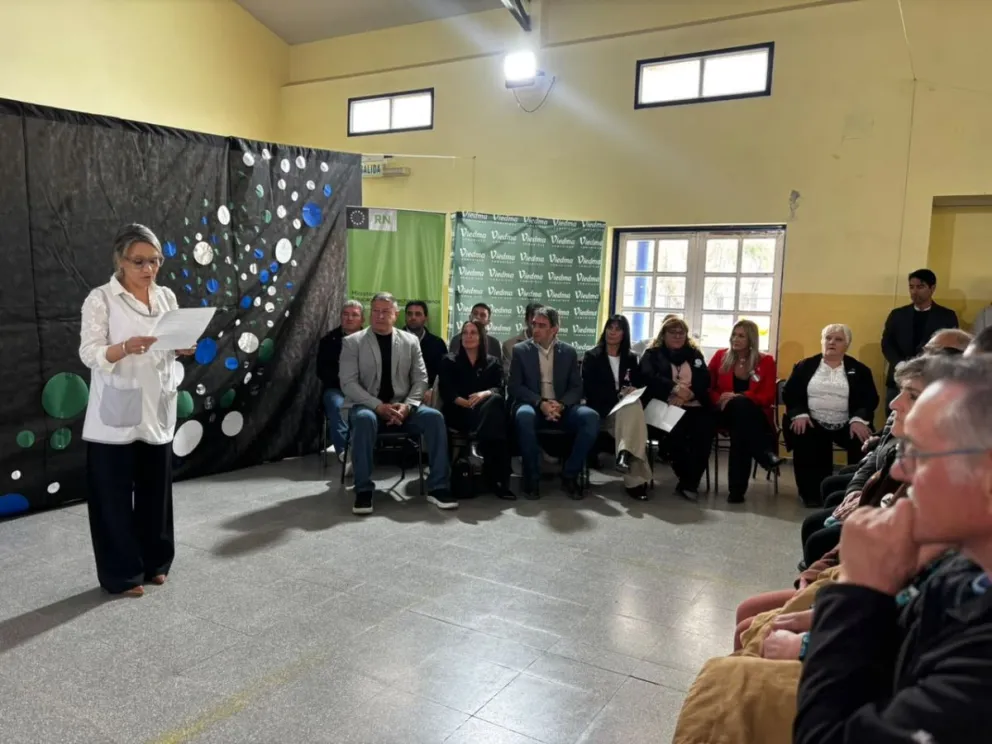 La Escuela Especial 22 fue escenario de un hecho inédito en Viedma: estudiantes de distintas instituciones realizaron por primera vez la Promesa de Lealtad a la Bandera de Río Negro. Foto: Gentileza.