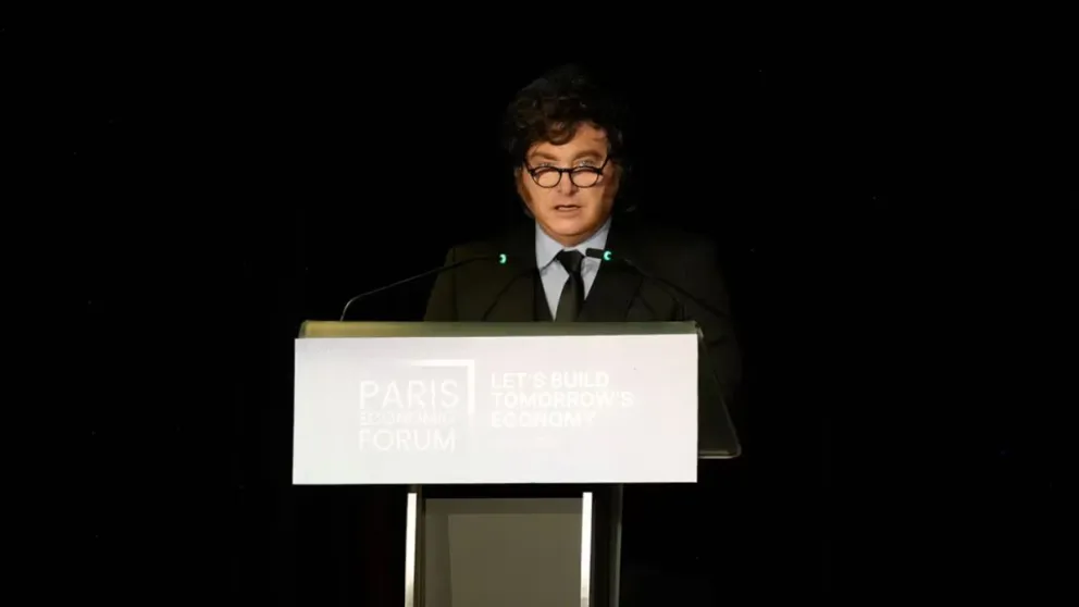 Milei habló en la sede del Automóvil Club de París y fue distinguido por el Foro Económico.