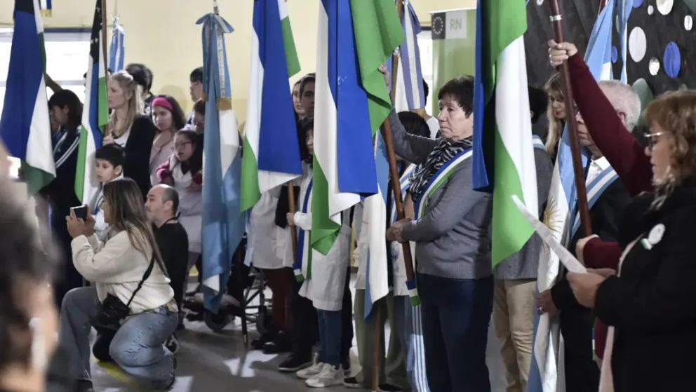 La Escuela Especial 22 fue escenario de un hecho inédito en Viedma: estudiantes de distintas instituciones realizaron por primera vez la Promesa de Lealtad a la Bandera de Río Negro. Foto: Gentileza.