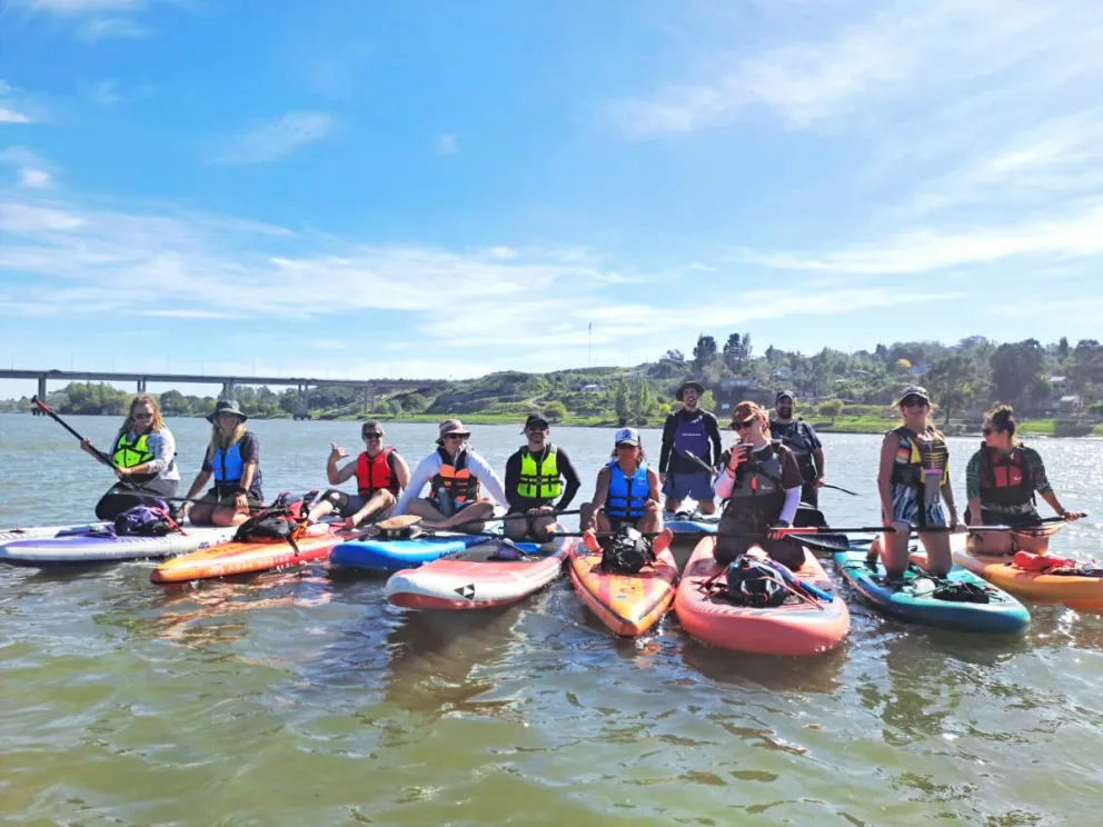 Comarca Stand Up Paddle empezó con un puñado de amantes por este deporte y de a poco tomó una velocidad inusitada. 