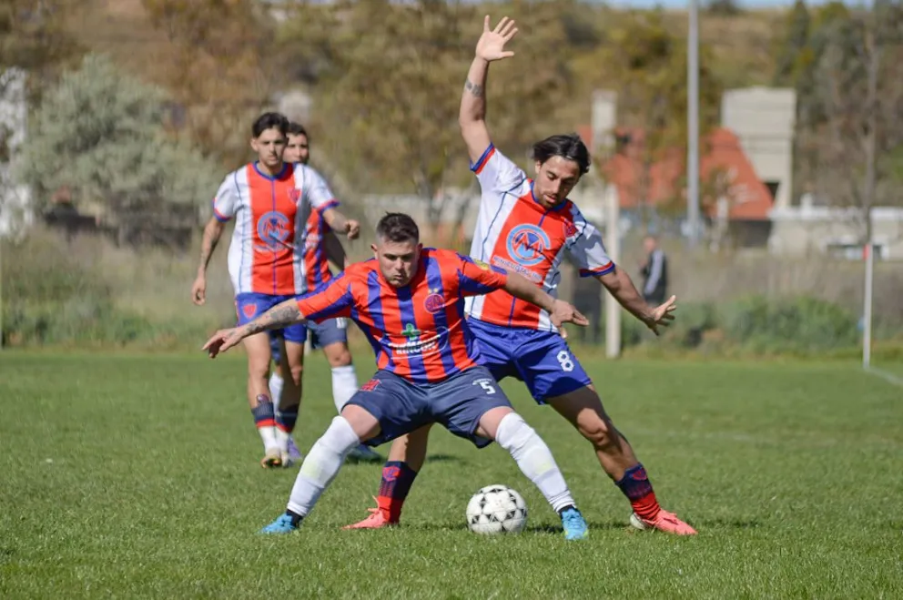 Finde a puro fútbol en la Liga Rionegrina.  Foto Villa-Stroeder Emanuel  Mirenghi.