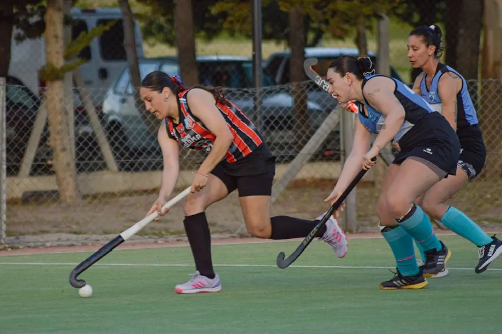 Comienza la etapa decisiva en el hockey de la Comarca. Fotos: Emanuel Mirenghi.