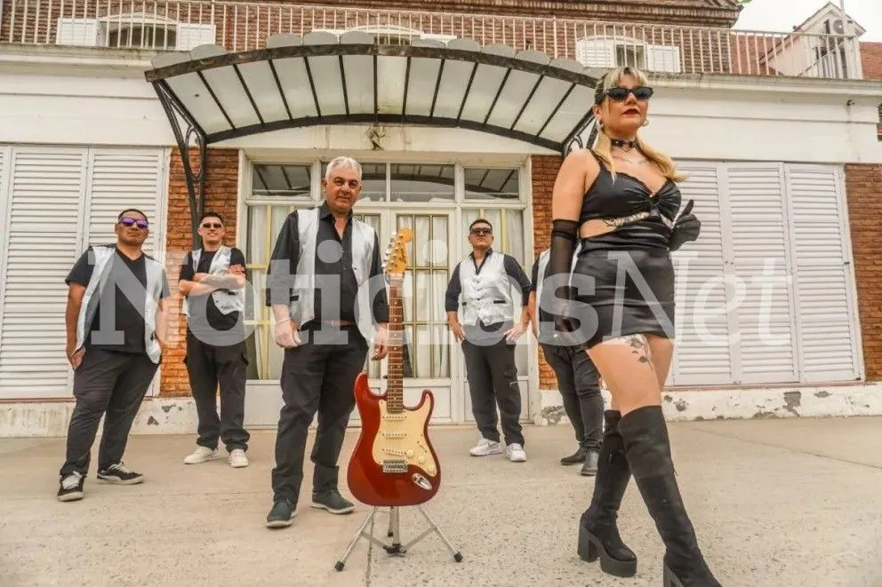 Juliana Quiñenao junto con el histórico Grupo Alfa. Fotos Vanesa Schwemmler para NoticiasNet. 