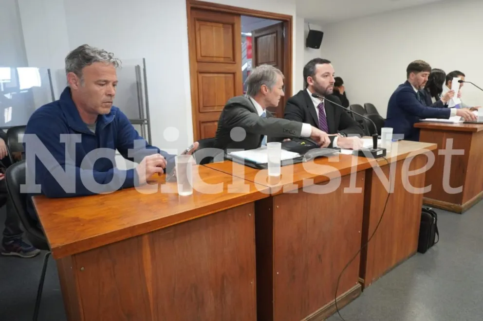 Federico Navarré con sus abogados, Manuel Maza y Diego Perdriel. Esa madrugada, un testigo vio volar un motor como producto del impacto. Foto: NoticiasNet