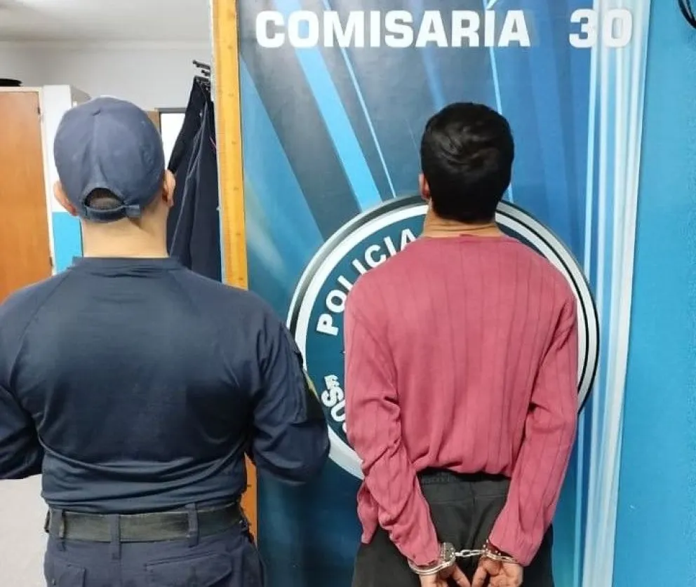 Personal de la Comisaría 30 logró capturar a los acusados a pocas cuadras del comercio. Fotos gentileza. 