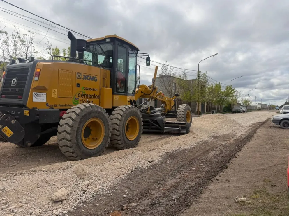 En las últimas dos semanas se trabajó sobre unas 175 cuadras y se utilizaron alrededor de 3.000 metros cúbicos de macadam. Fotos: Municipalidad de Viedma. 