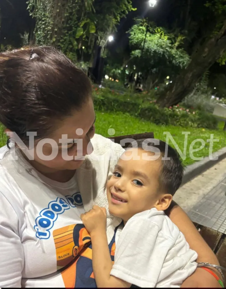 Noelia con su hijo Mateo, por quien no baja los brazos y busca darle una mejor calidad de vida. Foto: gentileza 