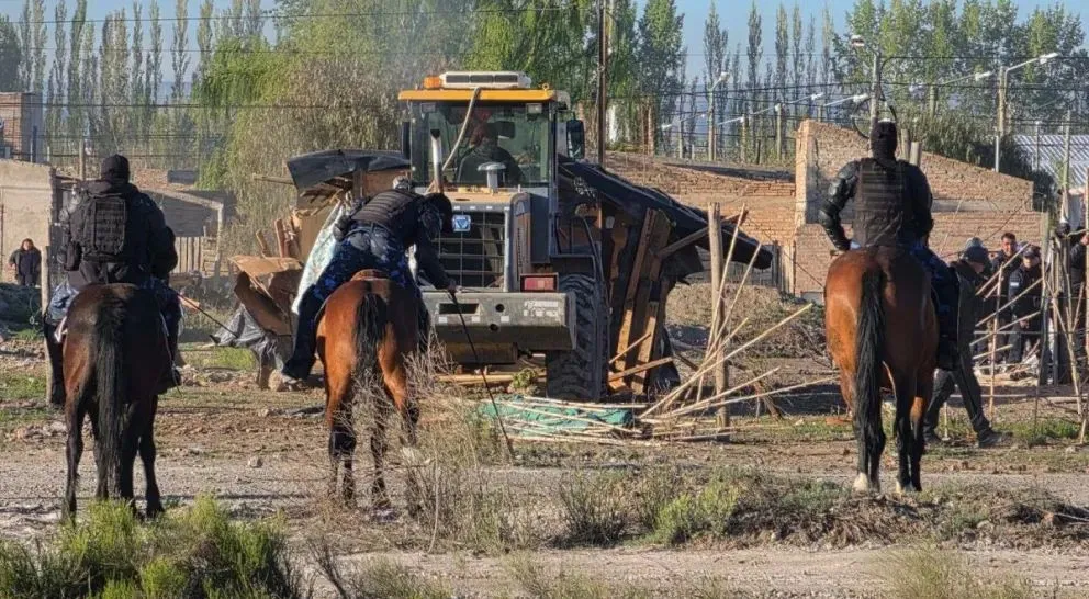 El operativo policial avanzó sobre el predio ocupado en Allen, donde se retiraron las estructuras instaladas en el lugar. Fotos: gentileza.
