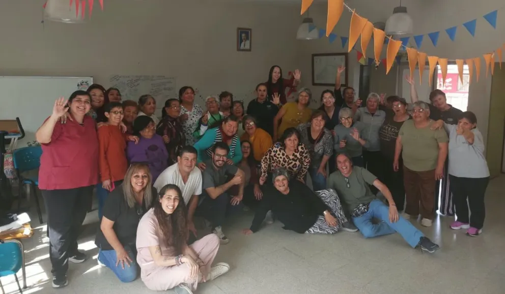 El personal sanitario del establecimiento de Viedma encabezó una propuesta recreativa para retribuir el permanente compromiso social de la tercera edad en el sector. Fotos: Gentileza.