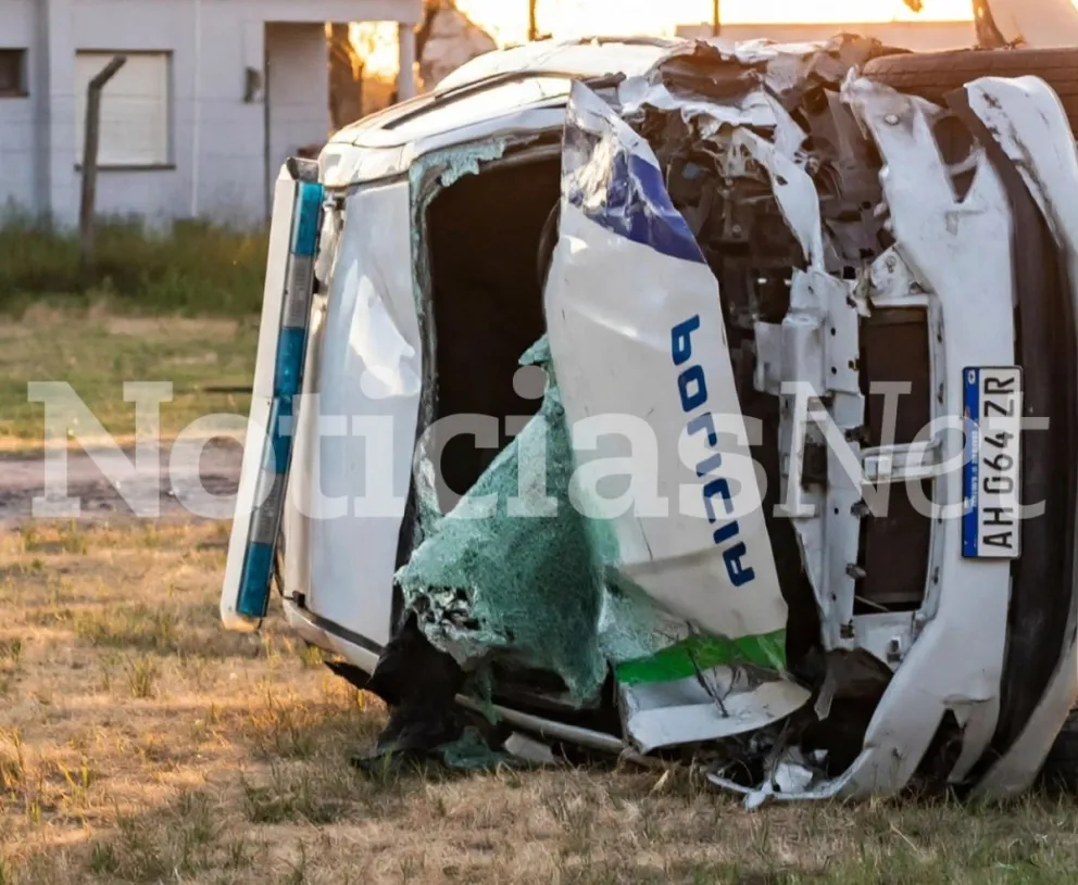 Patrullero totalmente destrozado tras un vuelco sobre la ruta Provincial 1. Fotos NoticiasNet. 