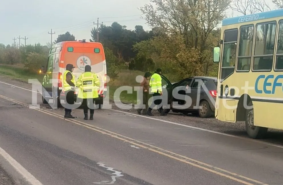 El conductor de un Renault Sandero chocó de lleno con un tractor sobre la ruta Nacional 3. Fotos NoticiasNet. 