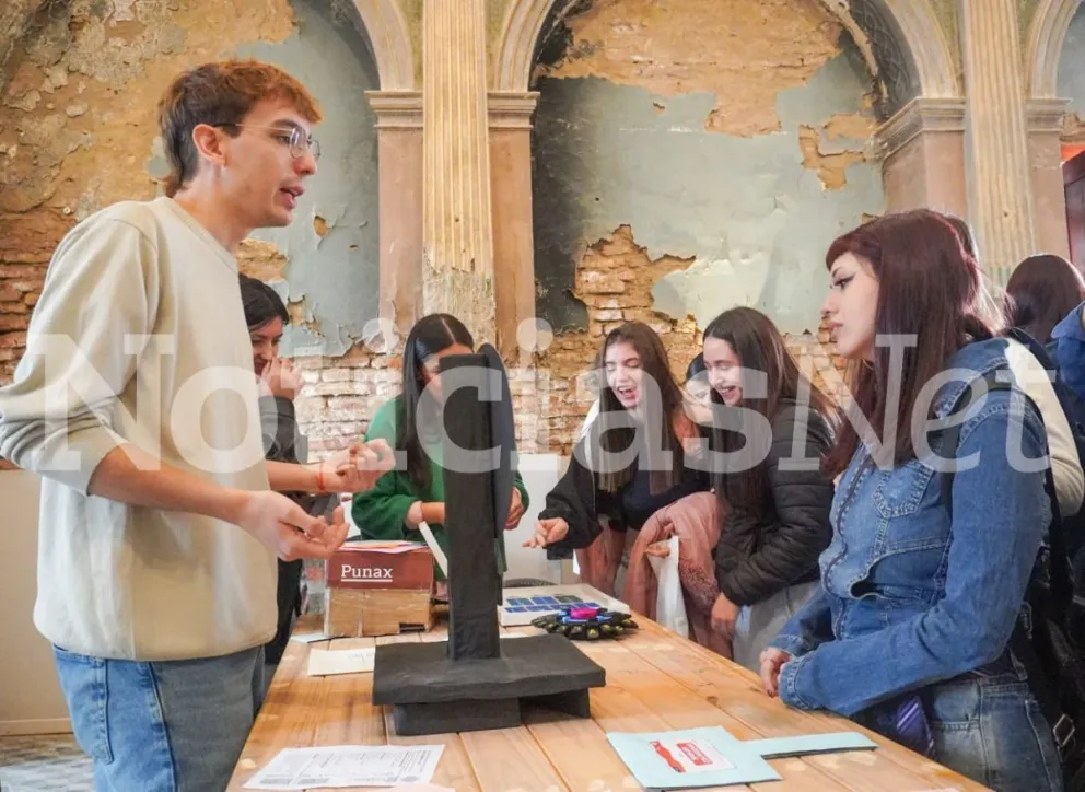 Con un clima que acompañó, la Manzana Histórica de Viedma se llenó de cientos de adolescentes. Fotos Vanesa Schwemmler para NoticiasNet.