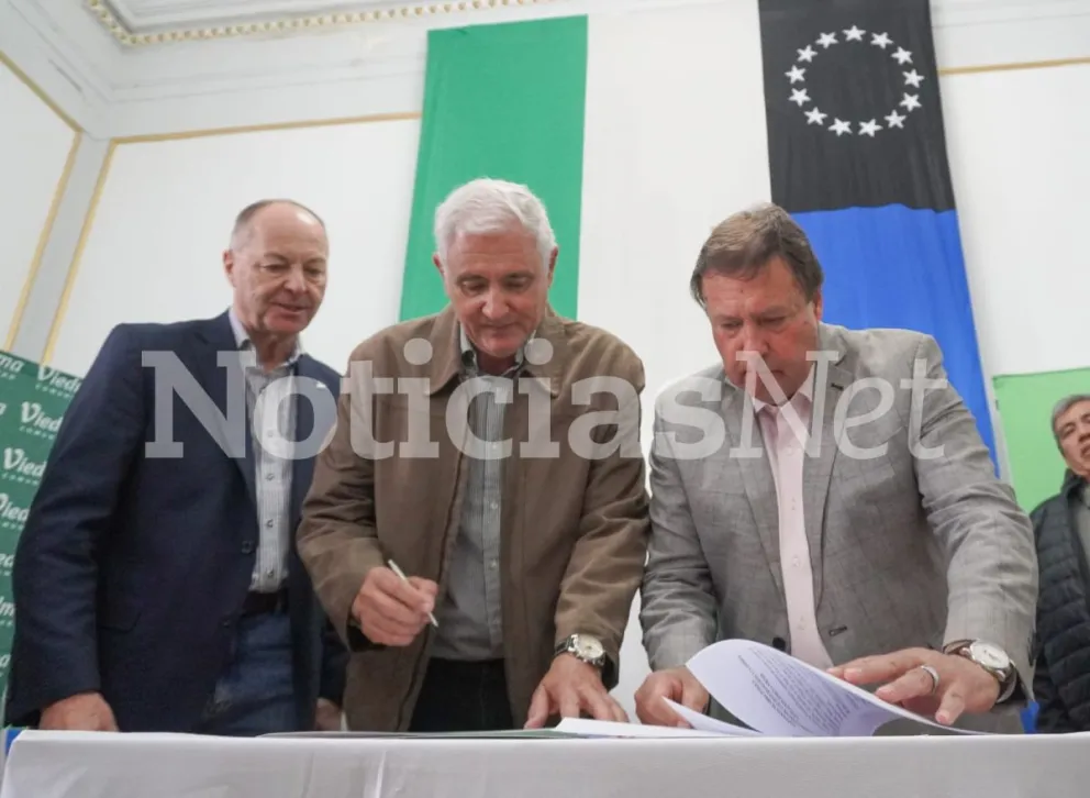 El gobernador, Alberto Weretilneck, en la firma de convecnios y entrega de escrituras del IPPV. Foto: Vanesa Schwemmler